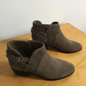 Vince Camuto Pralata Brown Suede Leather Buckle Zip Ankle Booties Womens Size 8M